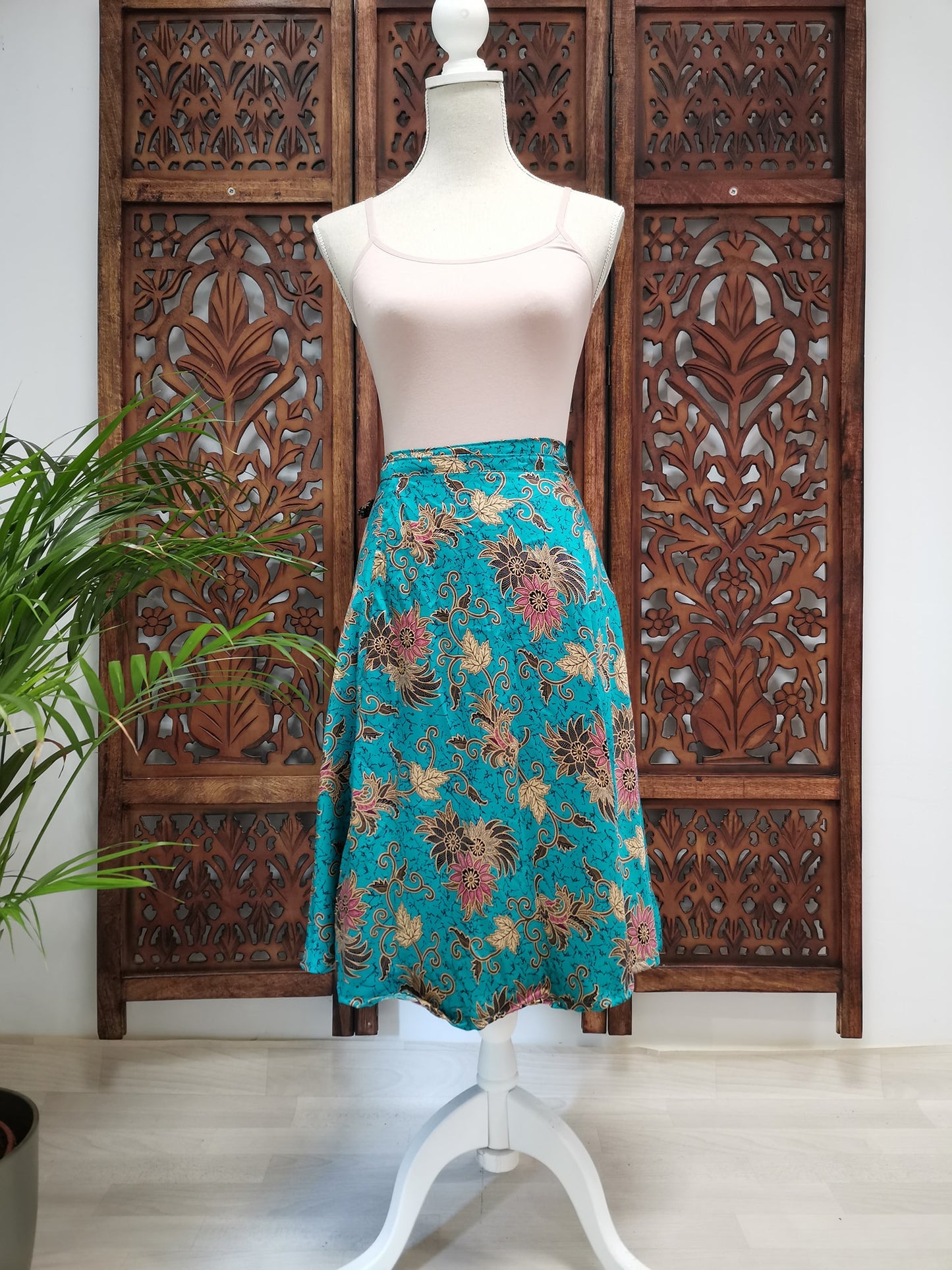 Korte wikkelrok met batikmotief turquoise