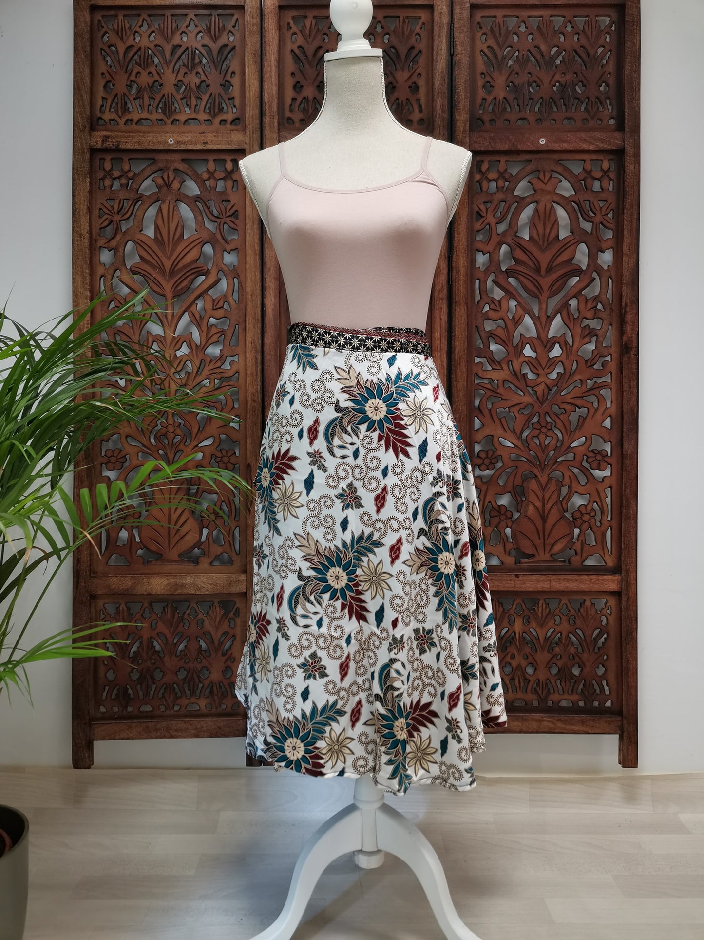 Korte wikkelrok met batikmotief wit met groen