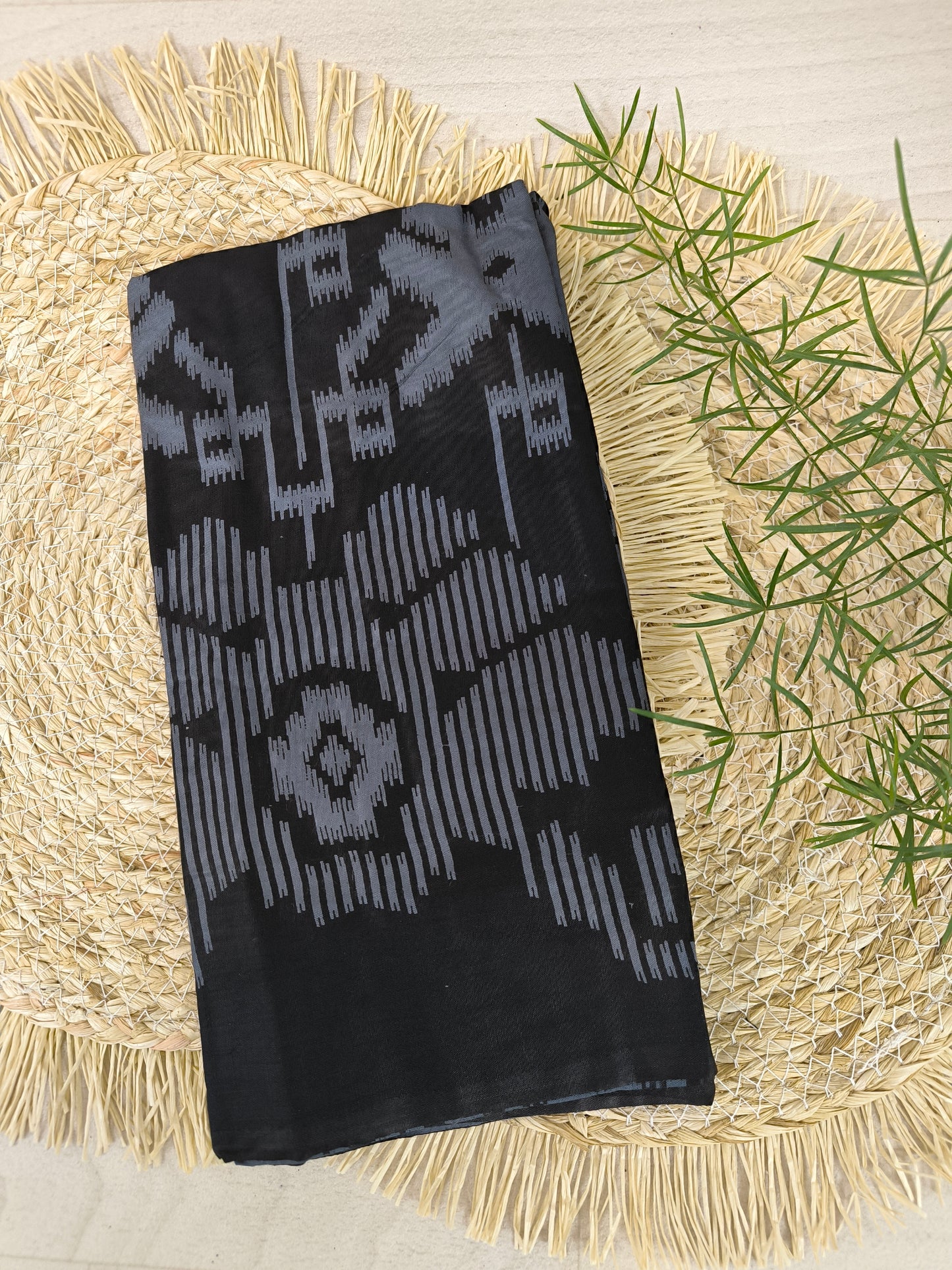 Herensarong, Tribuana Abu, dichtgenaaid