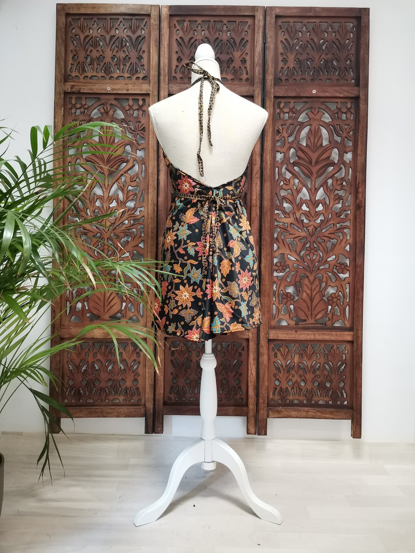 Korte zomerjurk/lange top, piramide vorm variant 3, zwart met rode bloemen