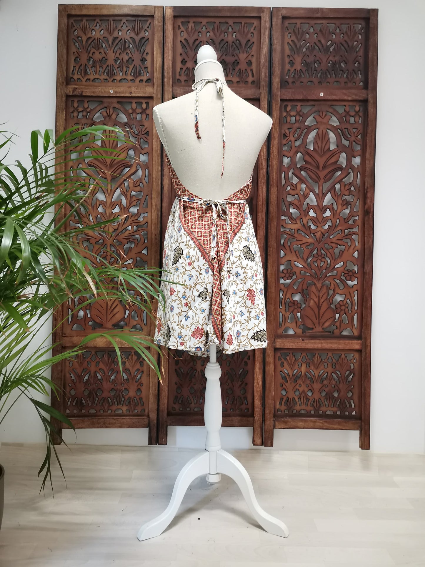 Korte zomerjurk/lange top, piramide vorm variant 4, wit met kleine bloemen