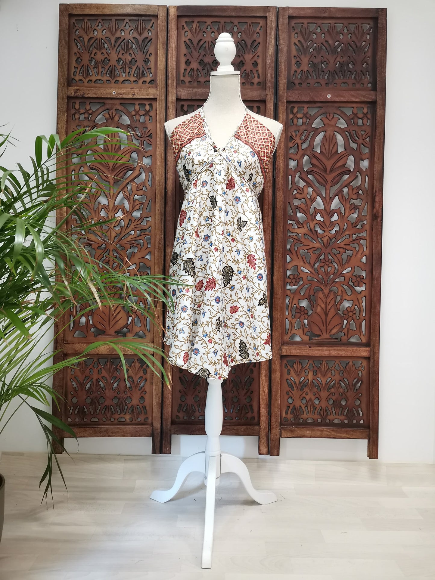 Korte zomerjurk/lange top, piramide vorm variant 4, wit met kleine bloemen