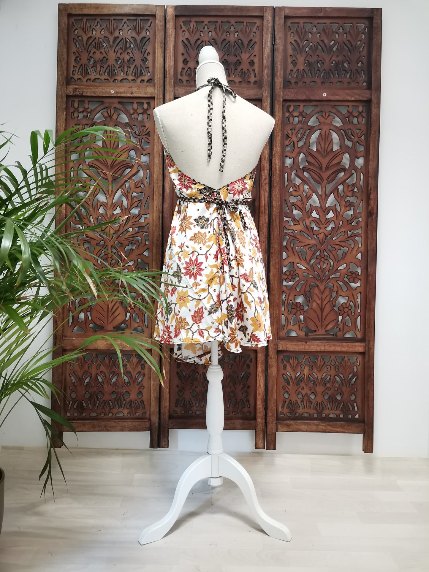 Korte zomerjurk/lange top, piramide vorm variant 6, wit met rode en gouden bloemen