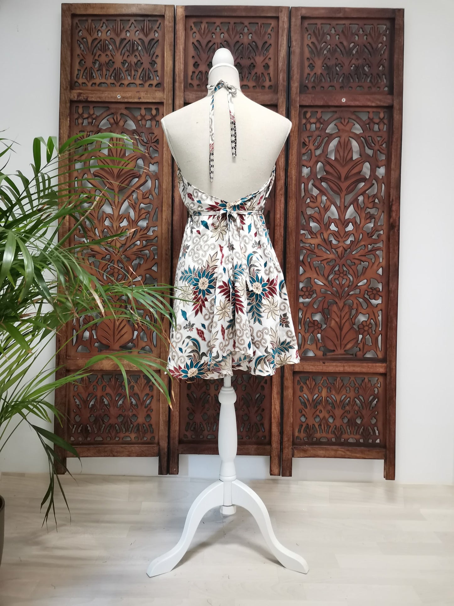 Korte zomerjurk/lange top, piramide vorm variant 7, wit met groene bloemen