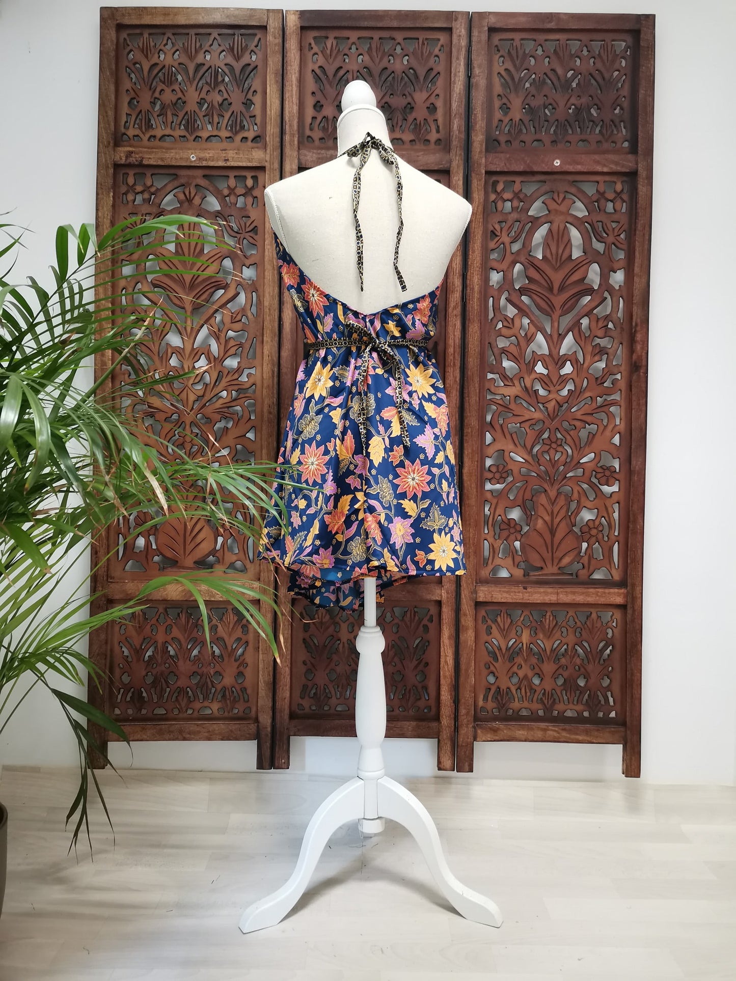 Korte zomerjurk/lange top, piramide vorm variant 12, blauw met paarse bloemen