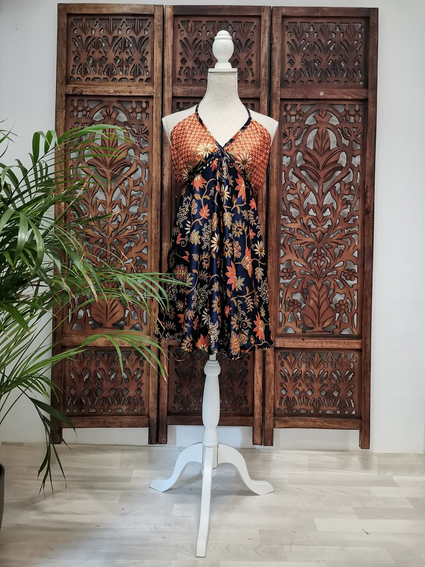 Korte zomerjurk/lange top, piramide vorm variant 14, blauw met rode bloemen en patronen