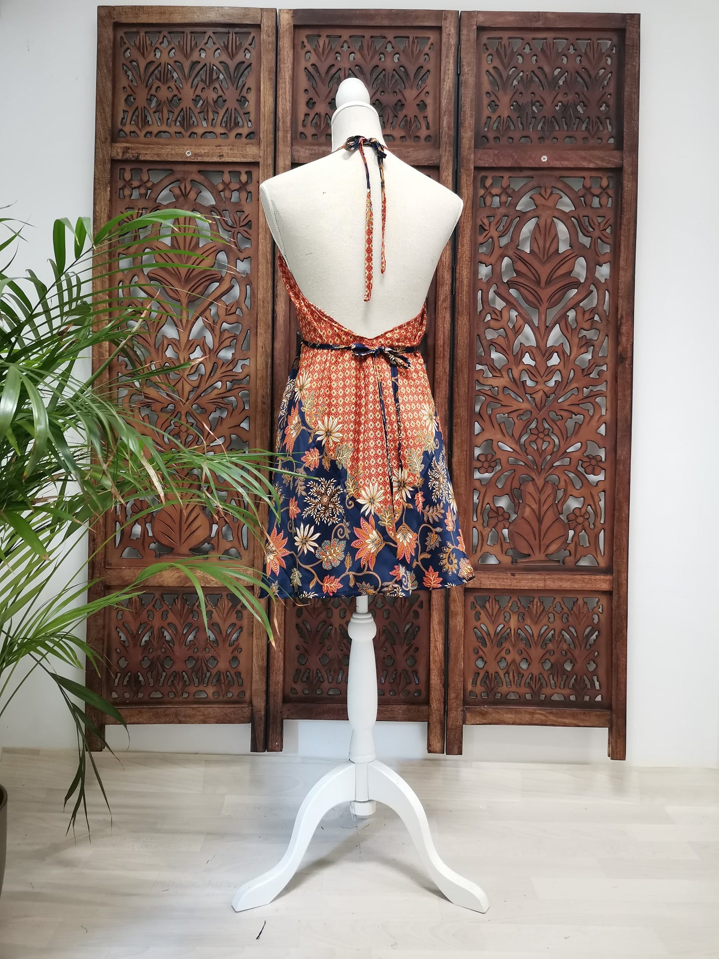 Korte zomerjurk/lange top, piramide vorm variant 14, blauw met rode bloemen en patronen