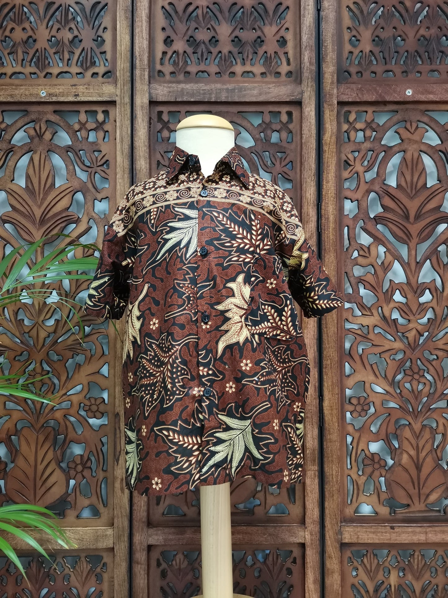 Kinderoverhemd batik bruin, korte mouw. Verschillende maten vanaf 1 tot 10 jaar