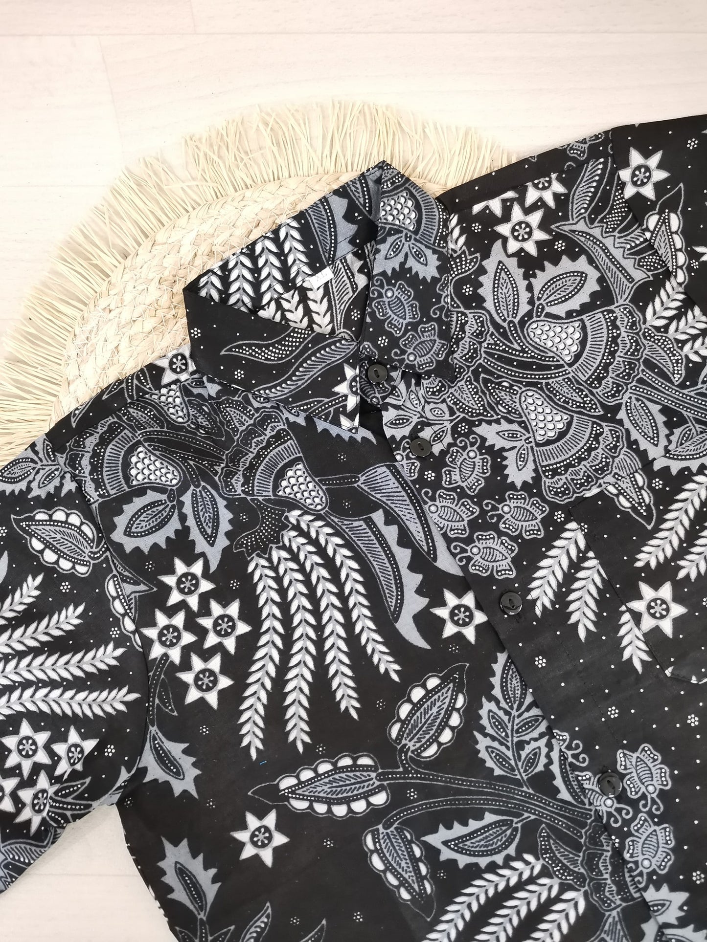 Kinderoverhemd batik zwart, korte mouw. Verschillende maten vanaf 1 tot 10 jaar