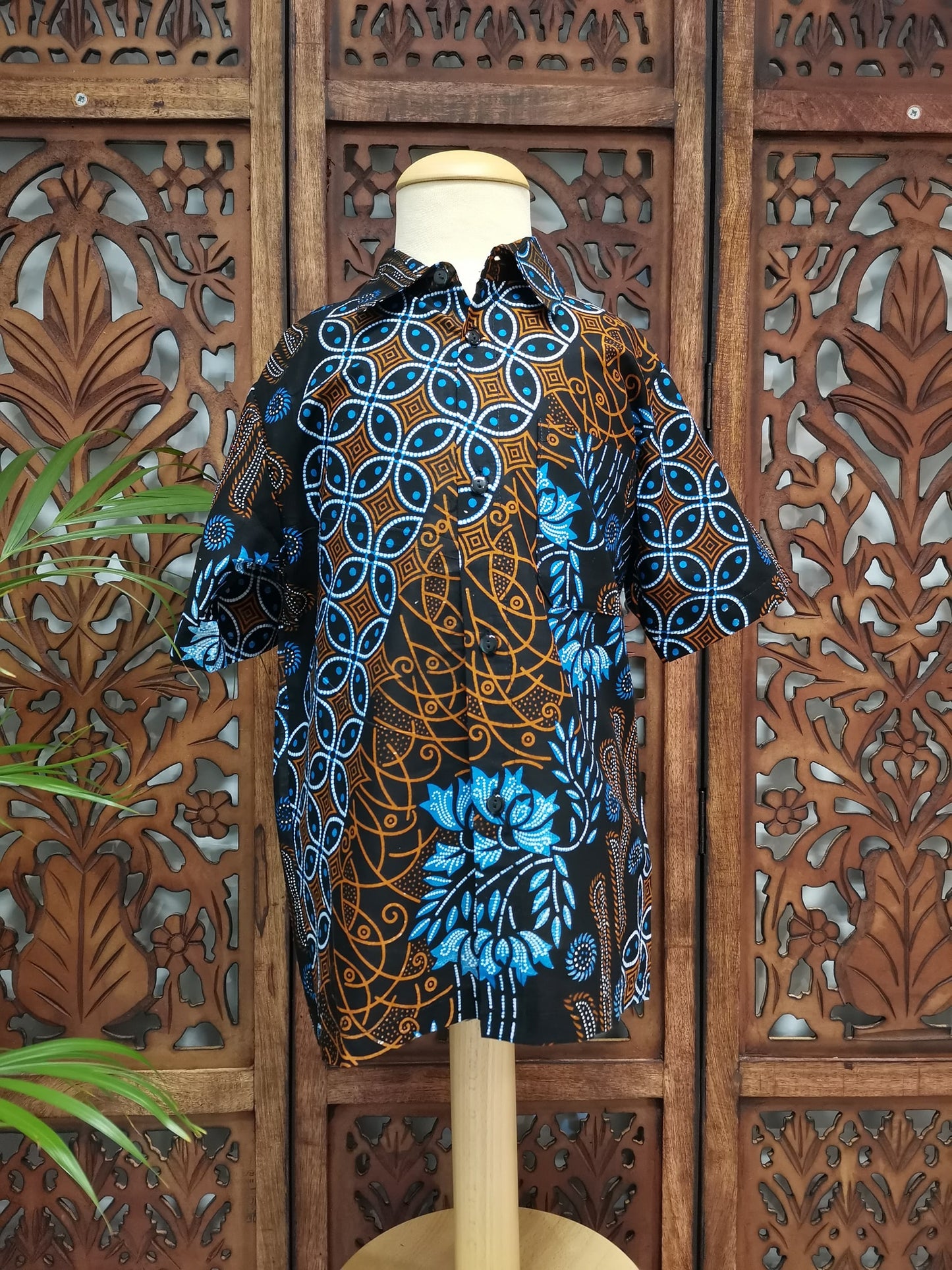 Kinderoverhemd batik blauw en bruin, korte mouw. Verschillende maten vanaf 1 tot 10 jaar
