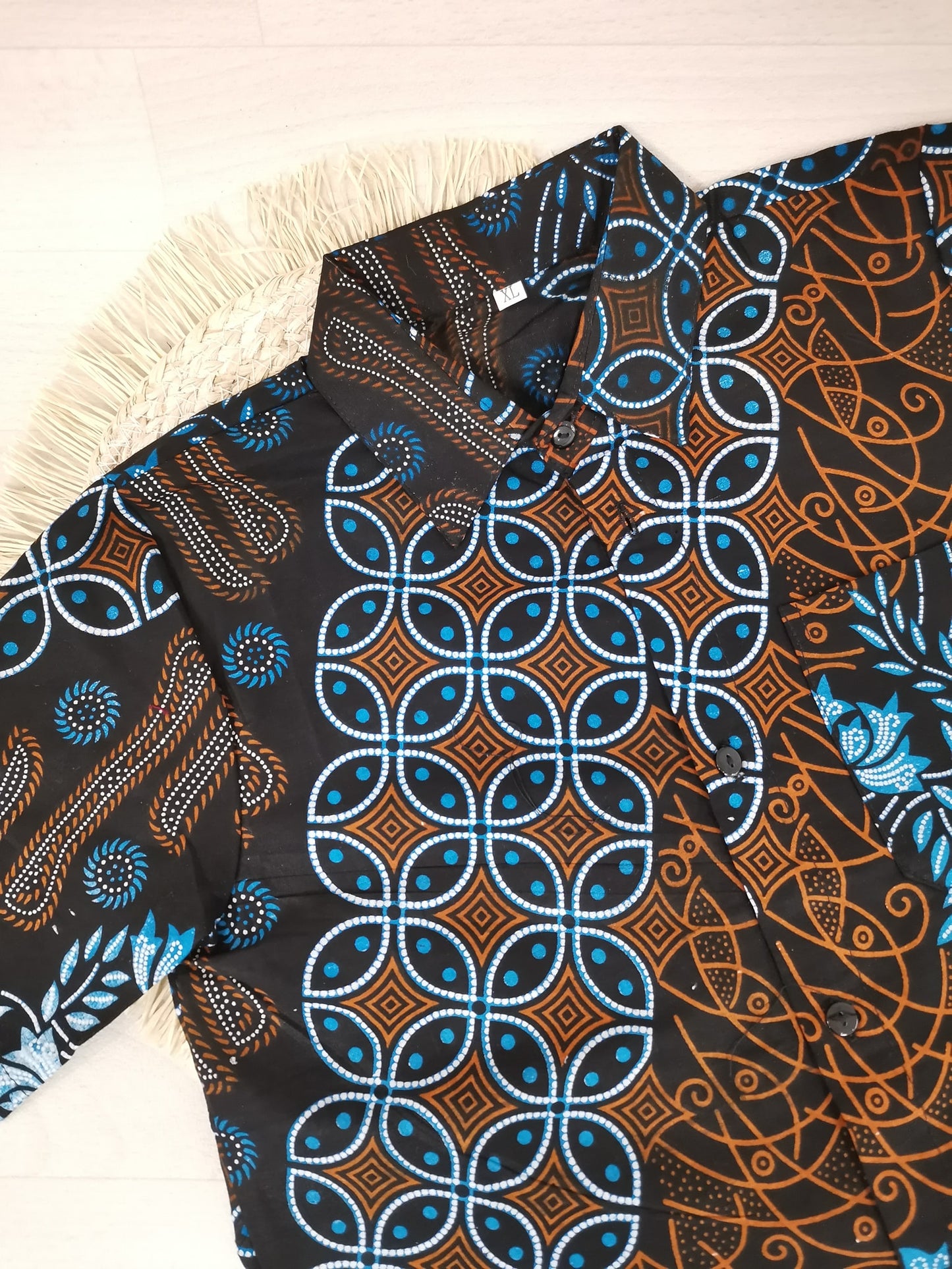 Kinderoverhemd batik blauw en bruin, korte mouw. Verschillende maten vanaf 1 tot 10 jaar