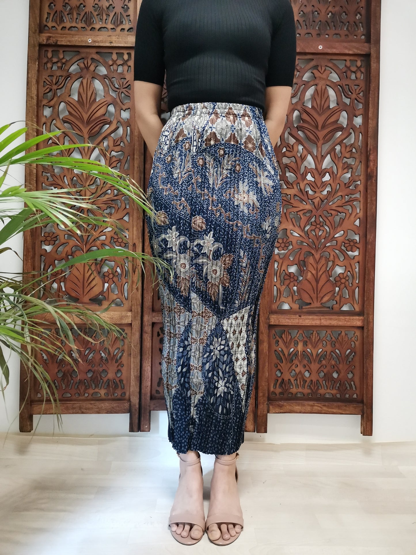 Plissérok donkerblauw met grijze en bruine bloemen