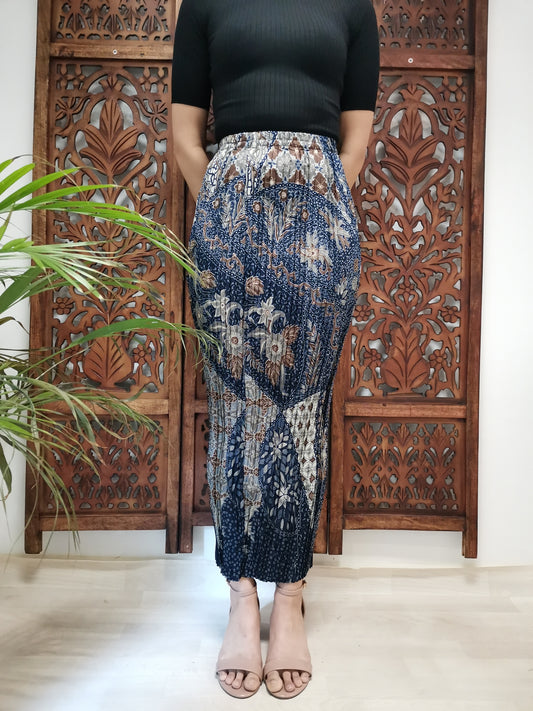 Plissérok donkerblauw met grijze en bruine bloemen