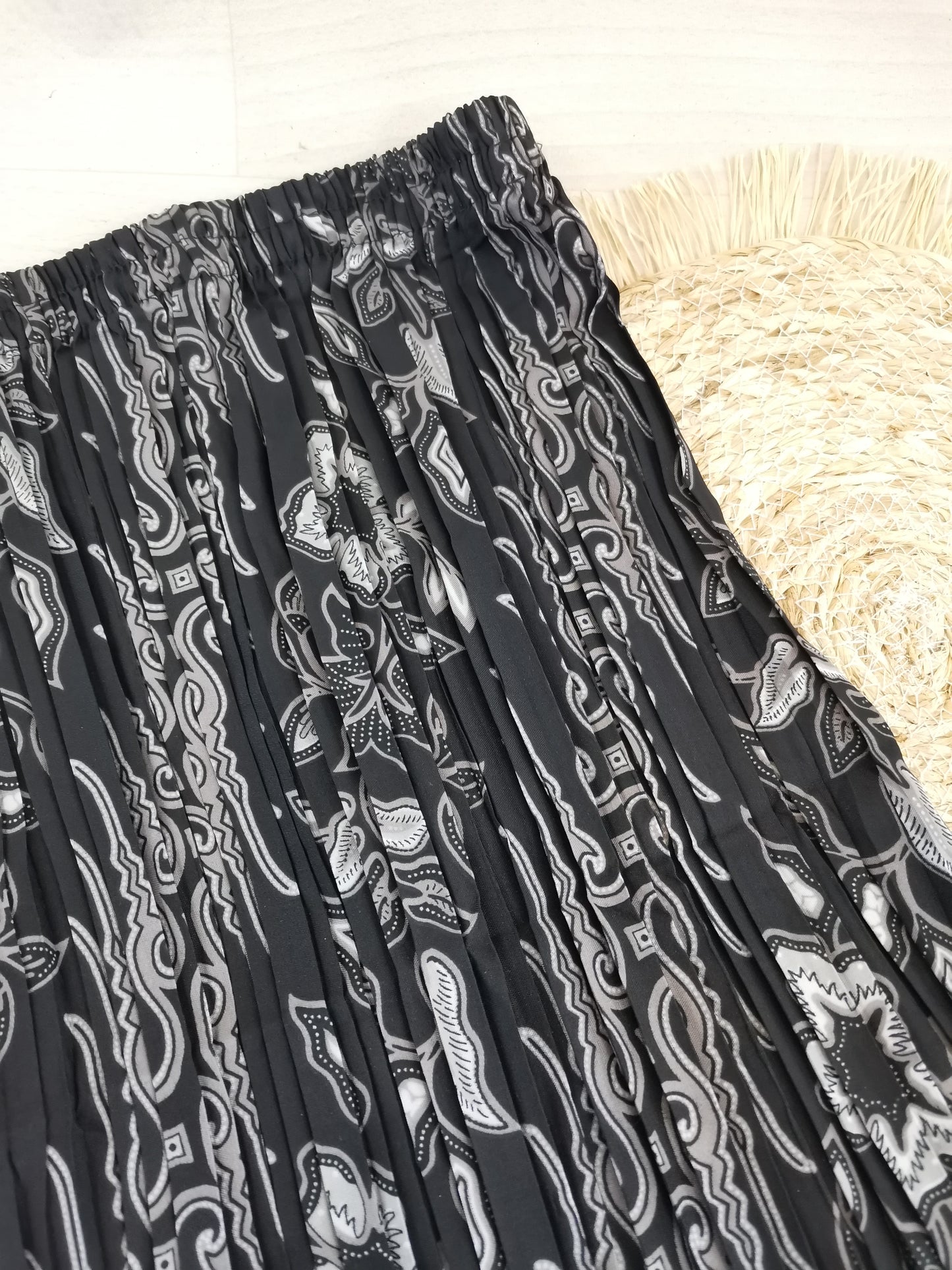 Plissérok zwart met witte en grijze batikprint - ceri hitam