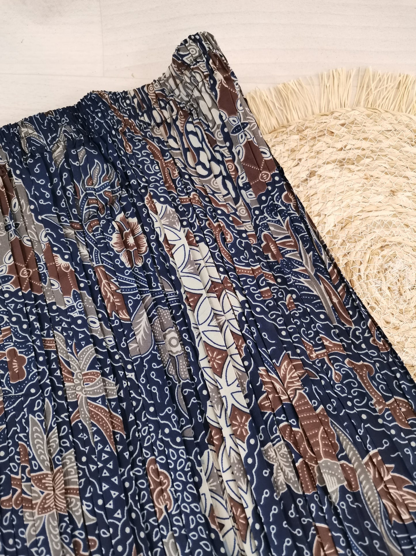 Plissérok donkerblauw met grijze en bruine bloemen