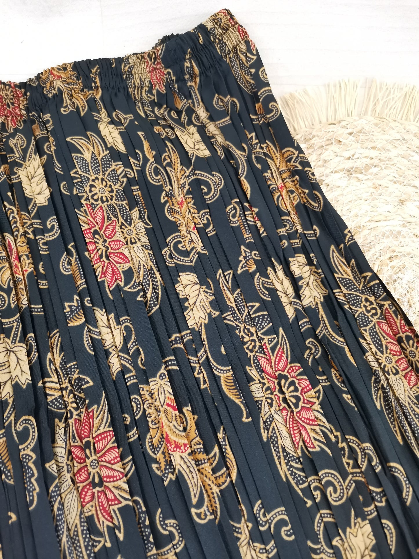 Plissérok zwart met rode bloemen