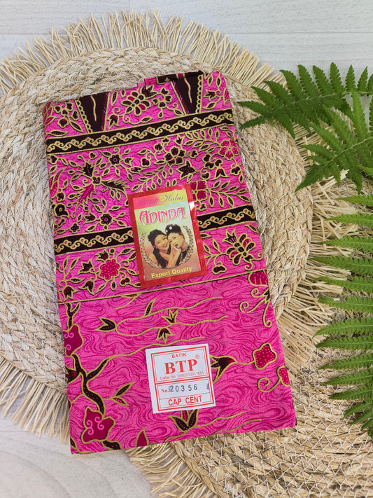 Traditionele sarong Prada Bali Adinda Ranting, fuchsia met vogels