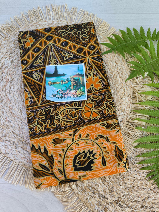 Traditionele sarong Prada Batu Bulan, Oranje met vogels