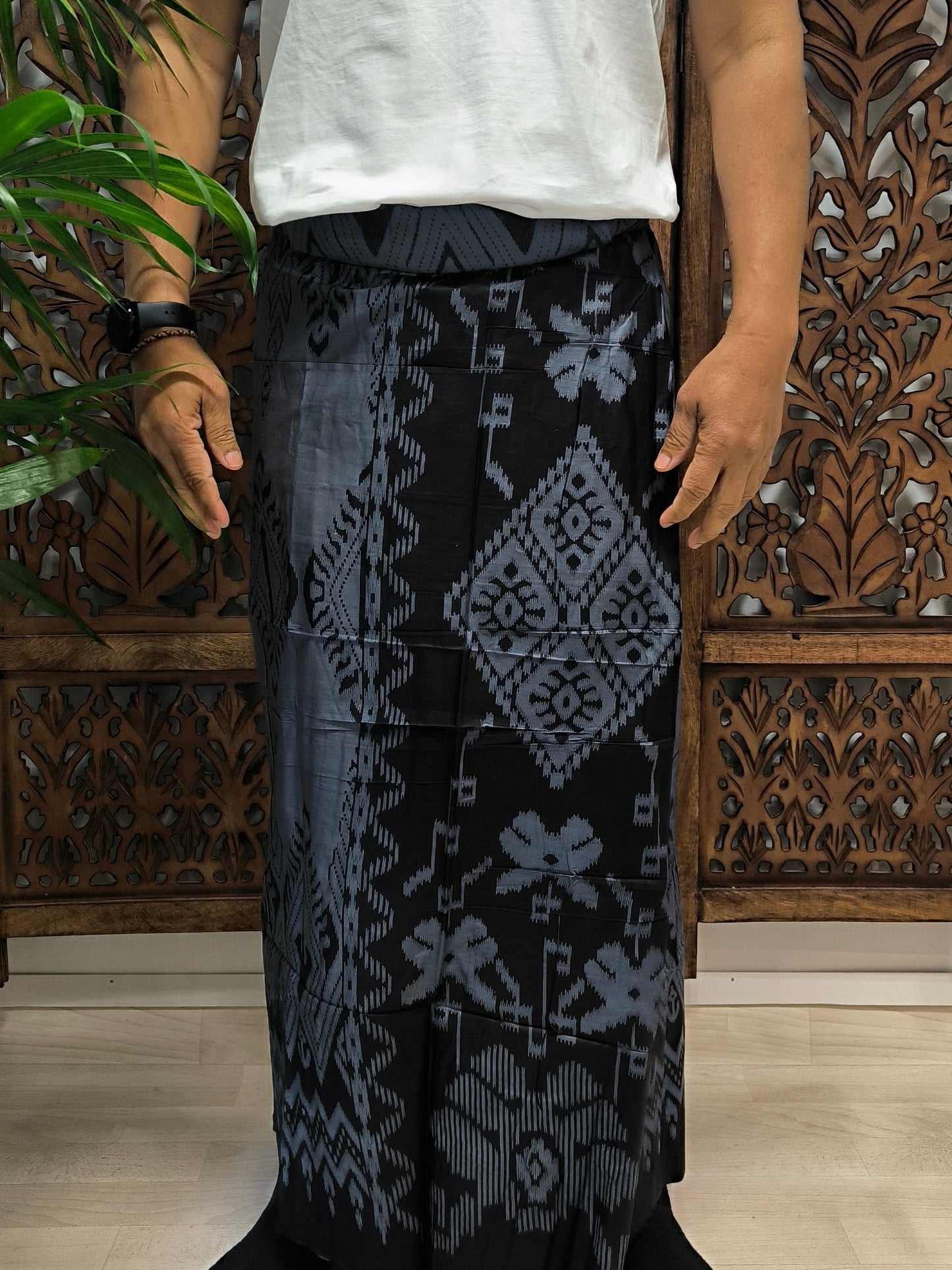 Herensarong, Tribuana Abu, dichtgenaaid