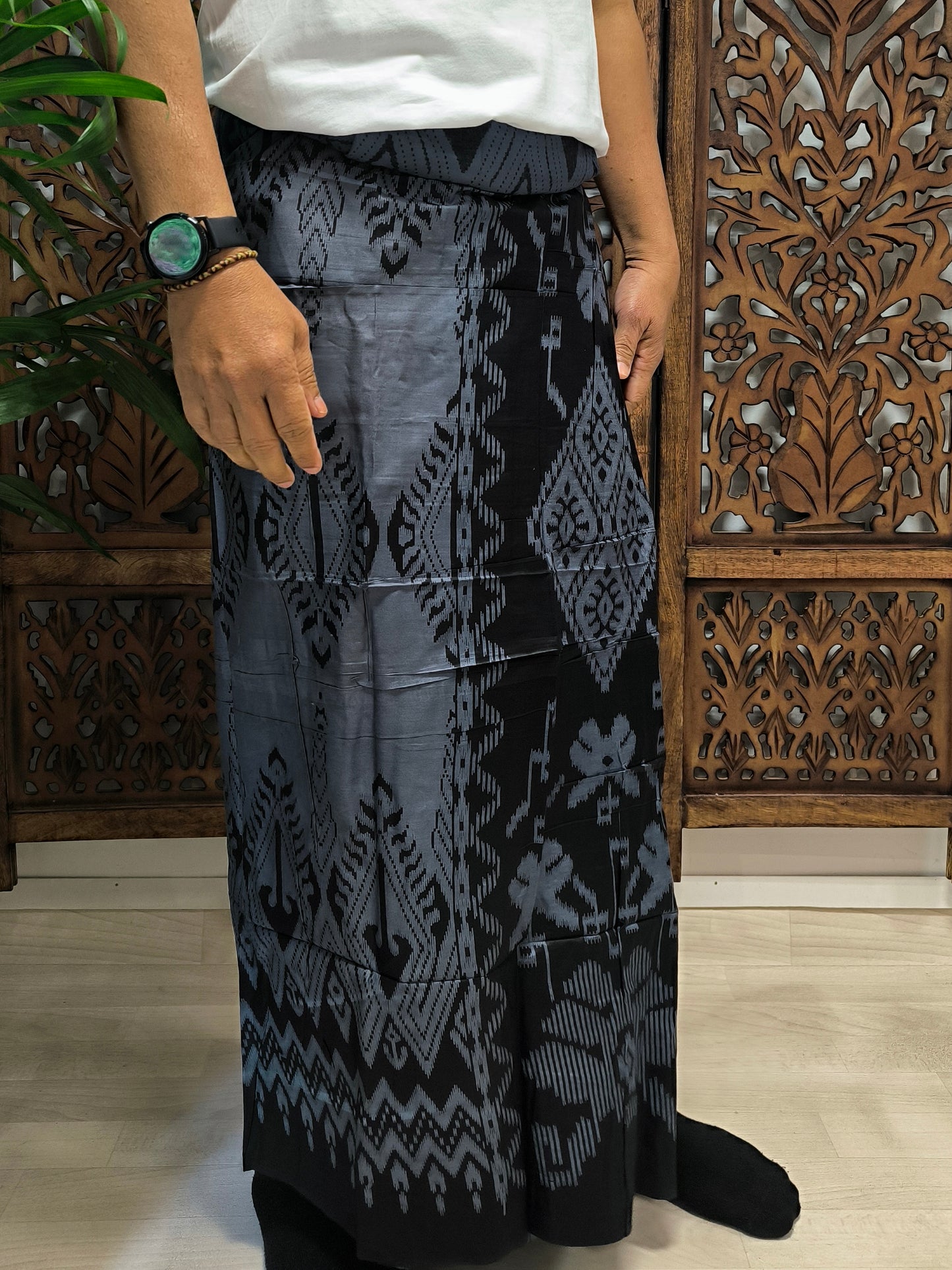 Herensarong, Tribuana Abu, dichtgenaaid