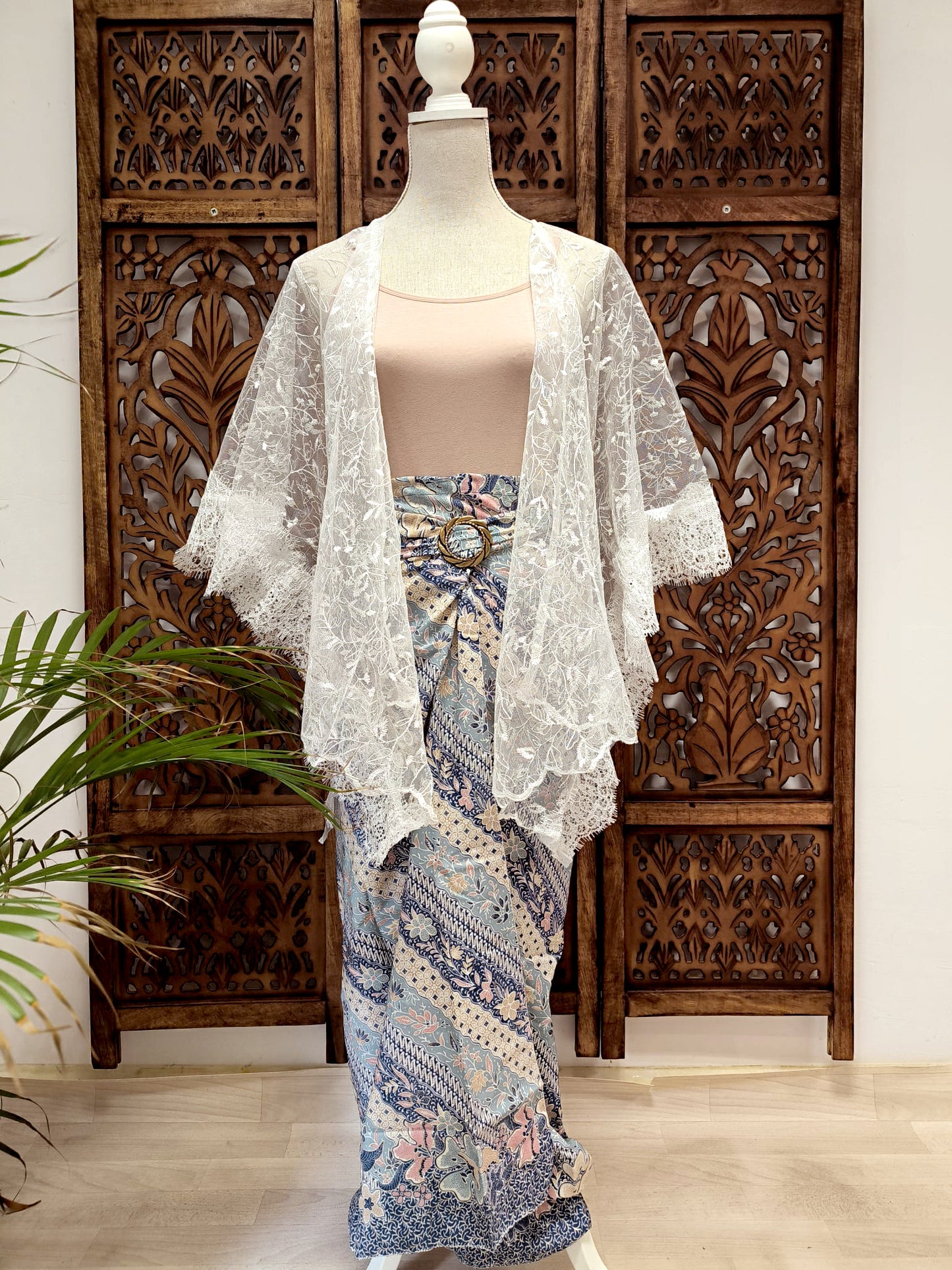 Ruime kebaya blouse, cape, wit, ook voor grote maten