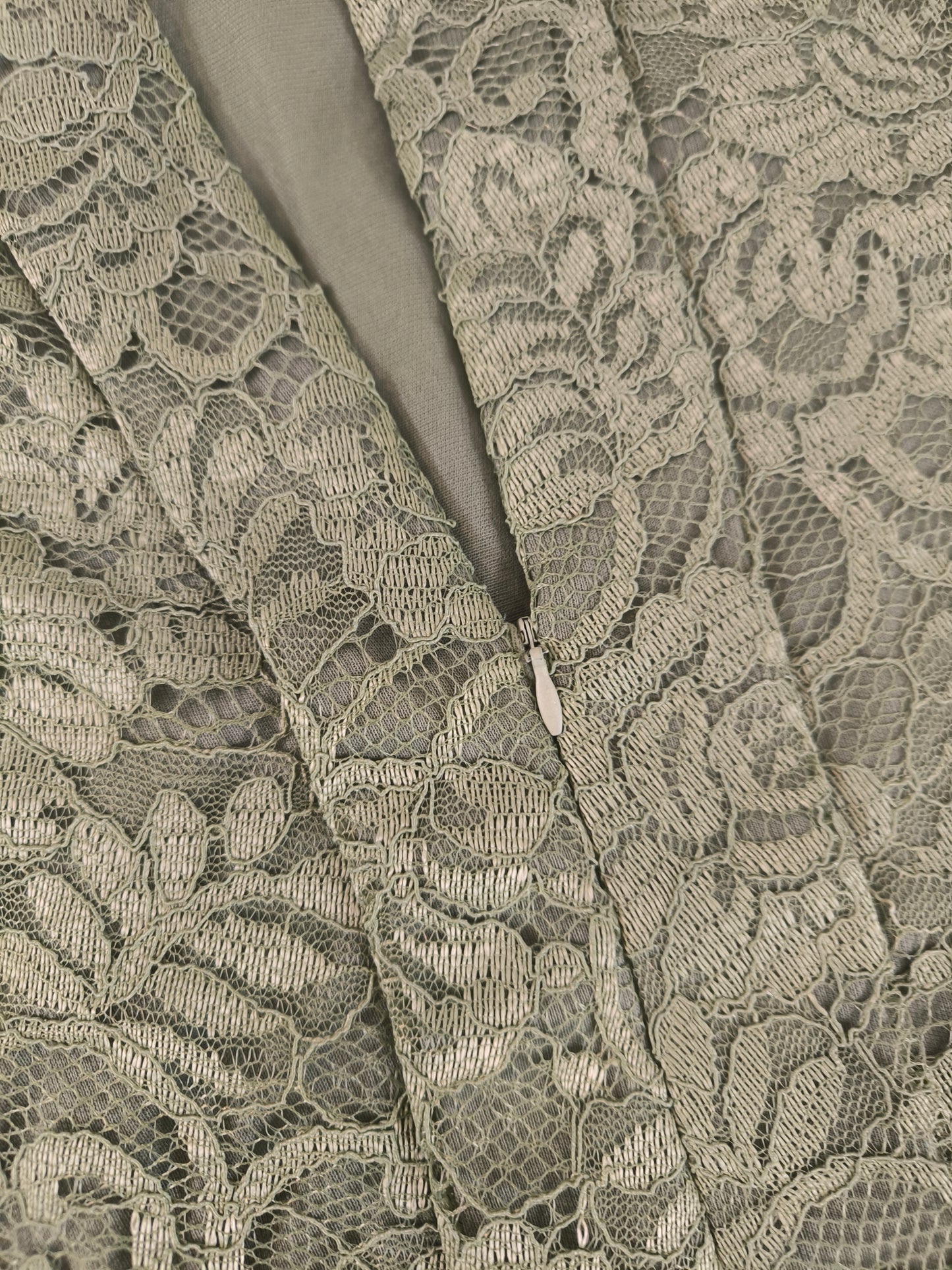 Luxe en elegante kebaya, gevoerd en met rits, saliegroen, maat S t/m XXL