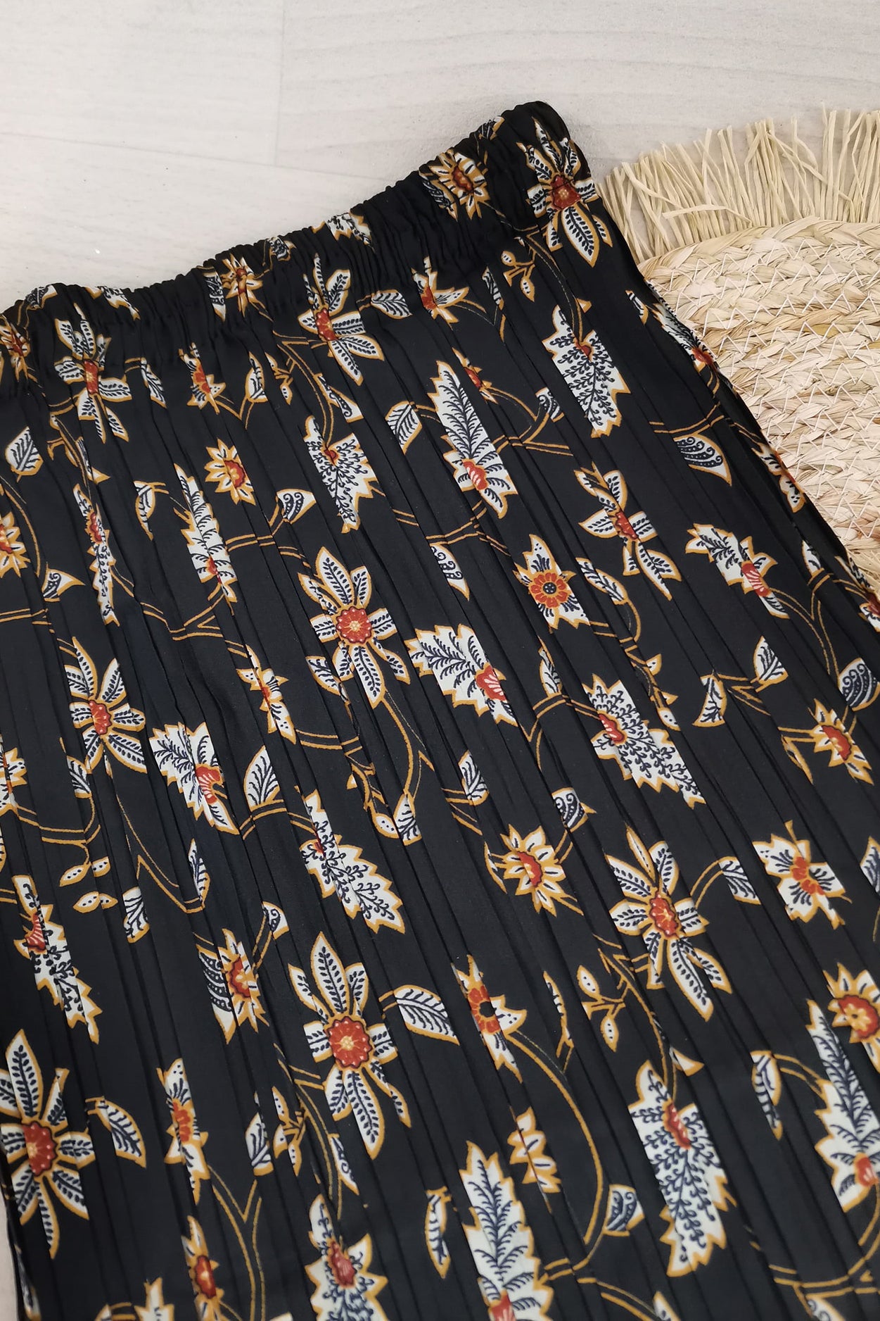 Plissérok zwart met bloemen in wit en goud (Melati Gold)