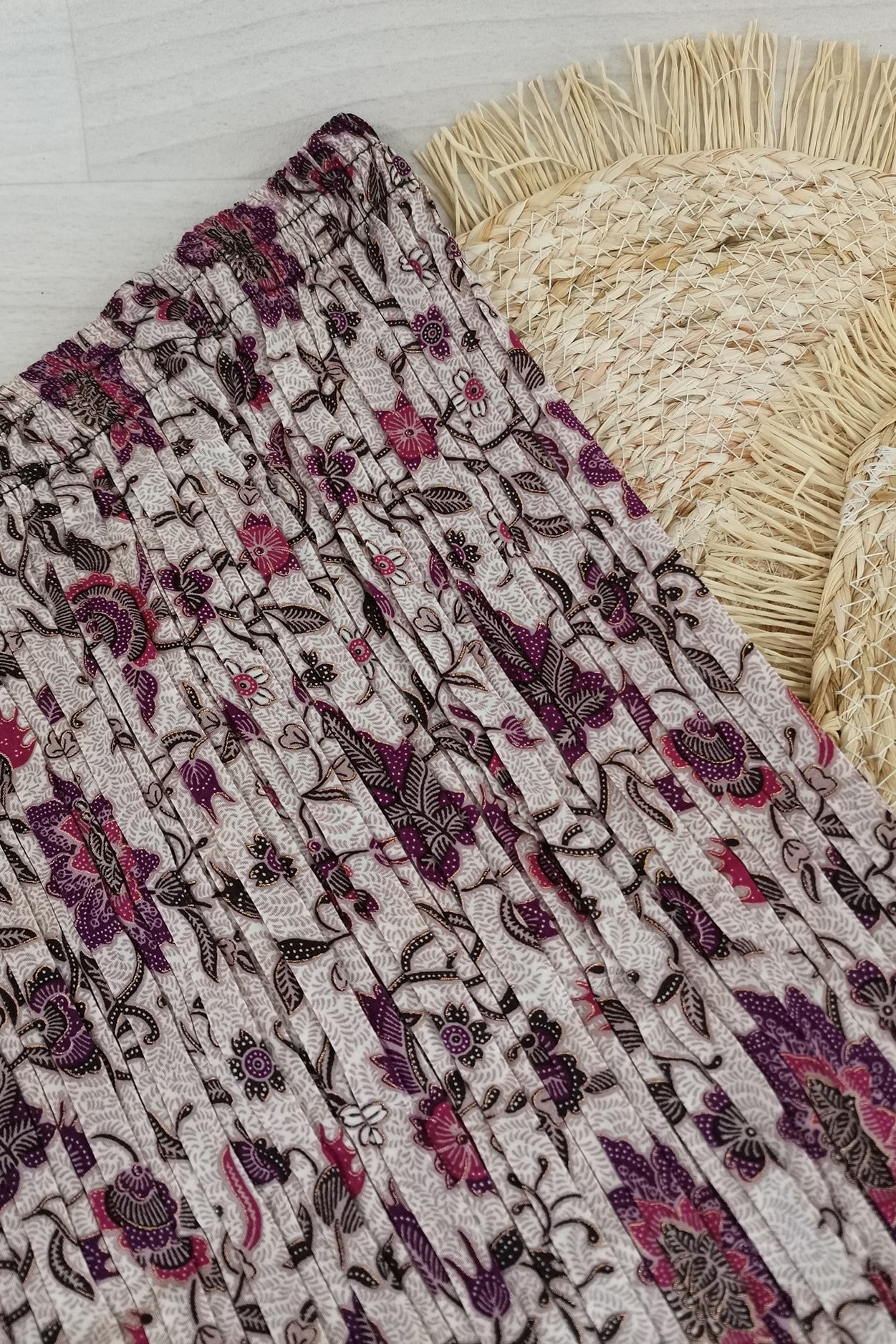 Plissérok wit/grijs met bloemen in bordeaux (Tanjung Pink)