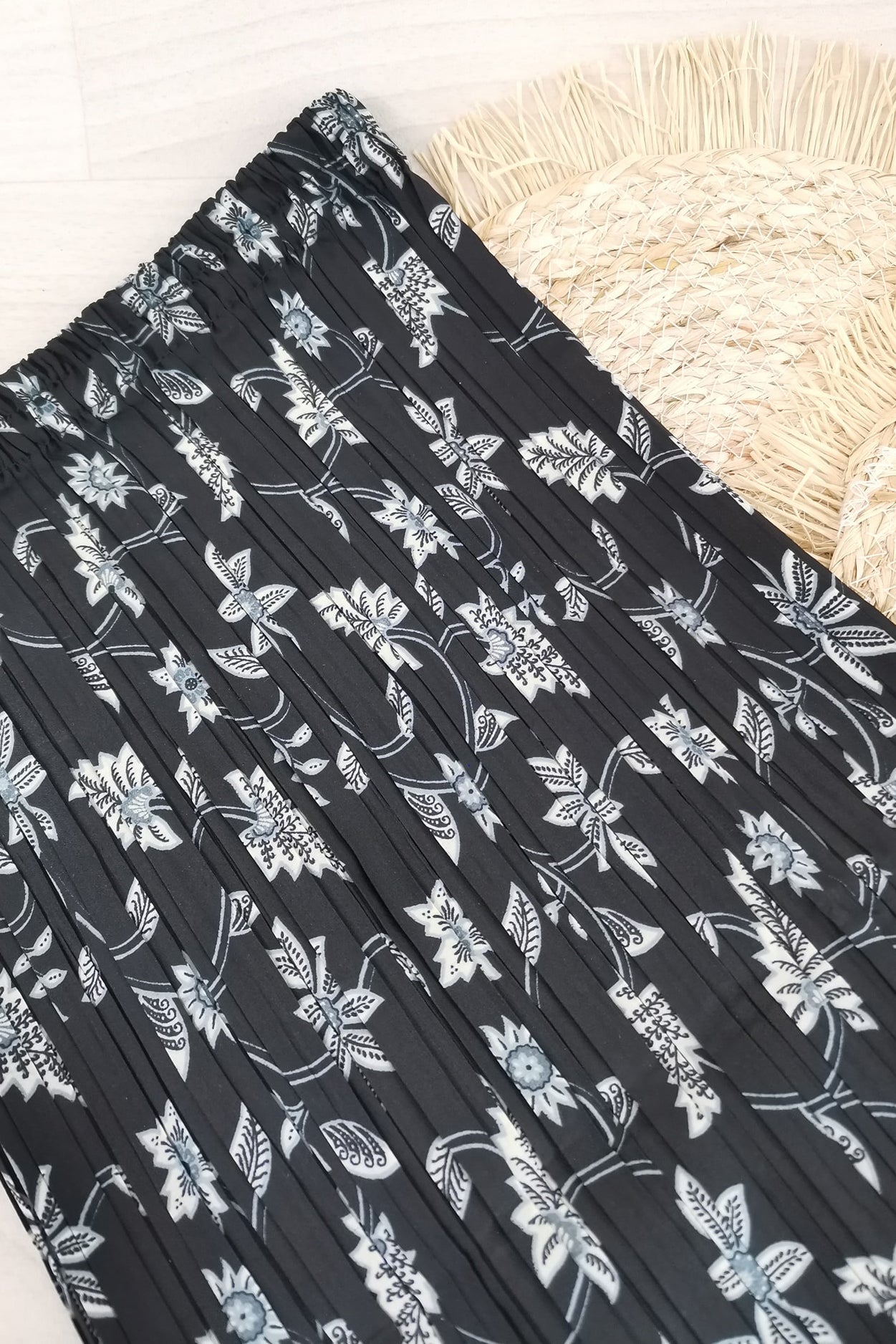 Plissérok zwart met grijze bloemen (Melati Silver