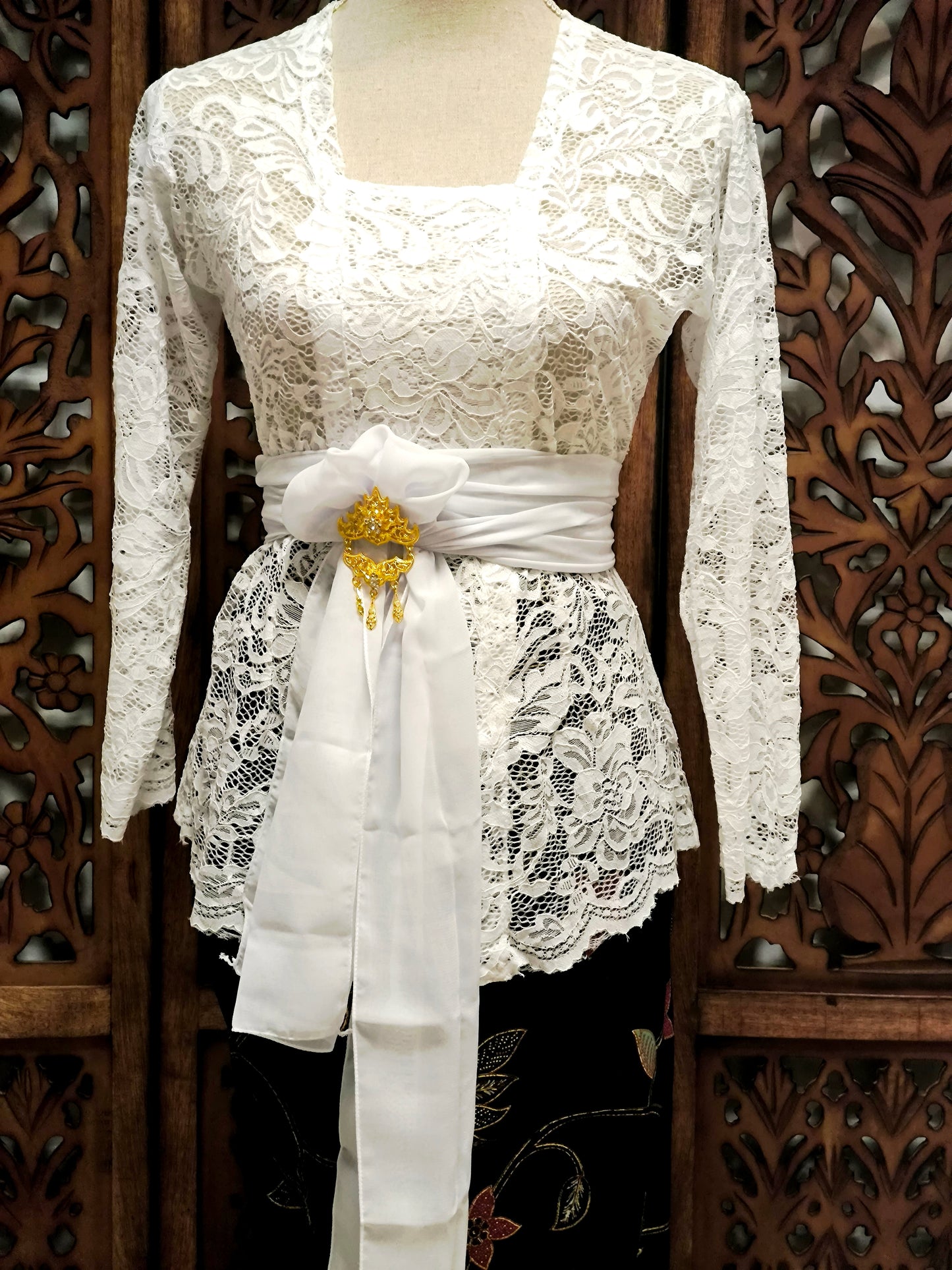 Selendang wit, zonder broche