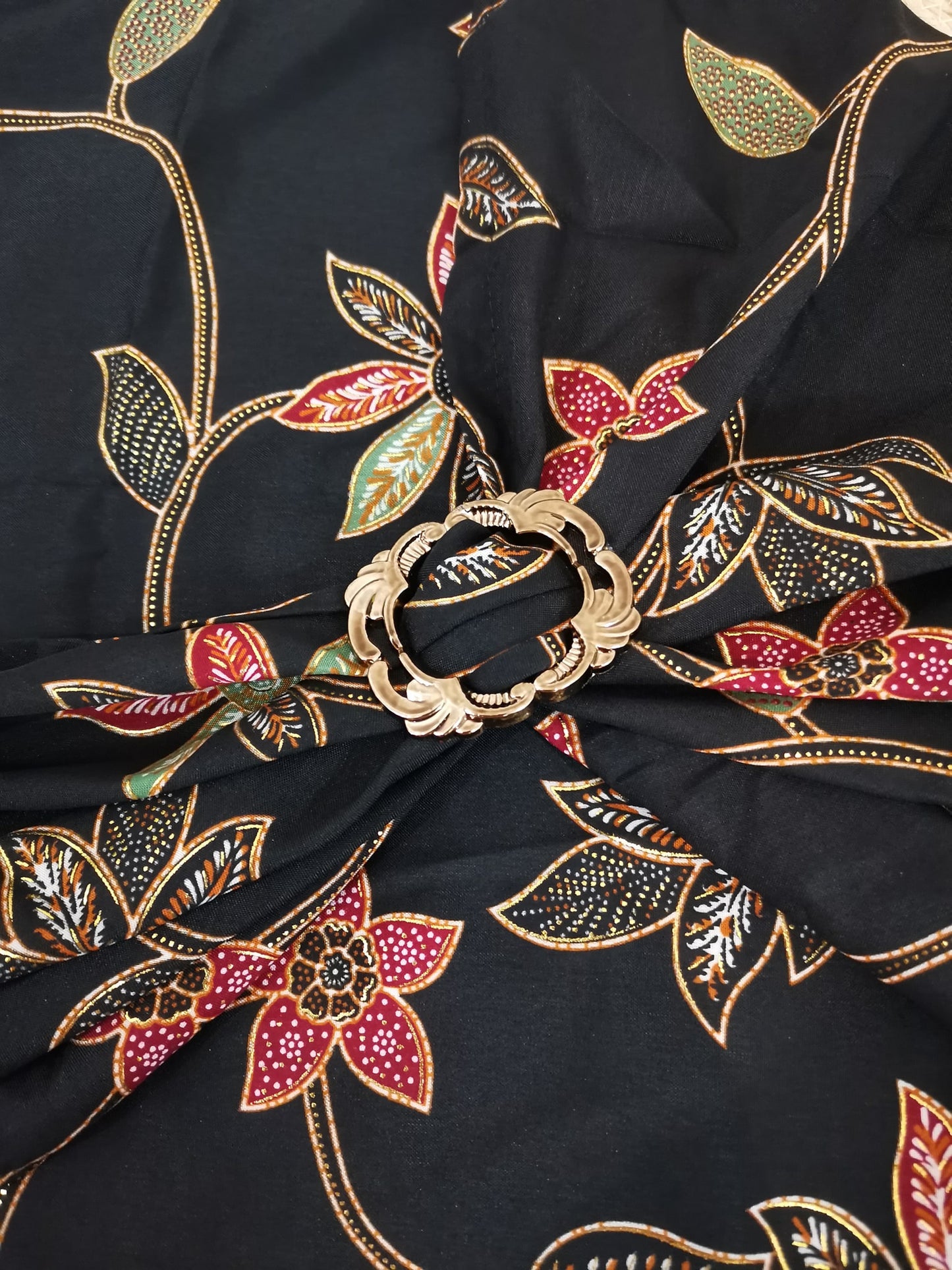 Wikkelrok sarong Rambat Hitam met gesp