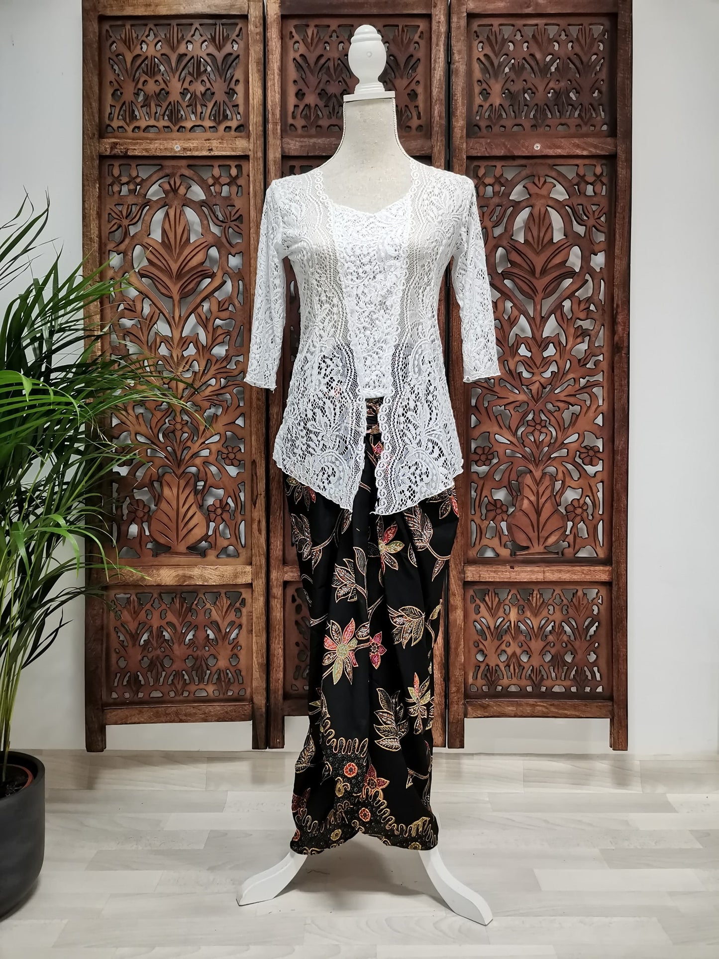 Wikkelrok sarong Rambat Hitam met gesp