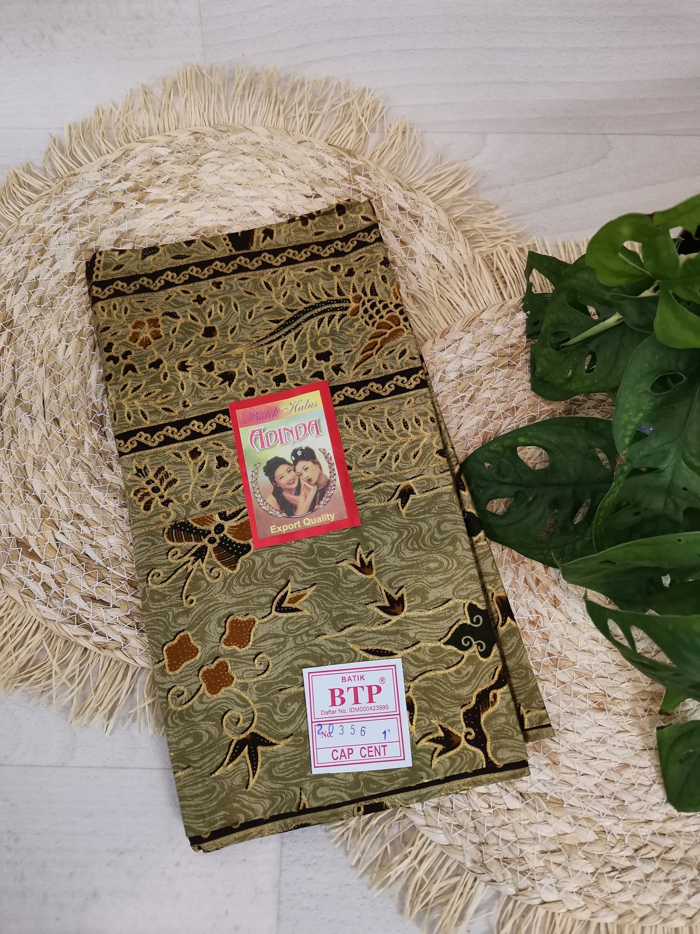 Traditionele sarong Prada Bali Adinda Ranting, crème met goud en vogels