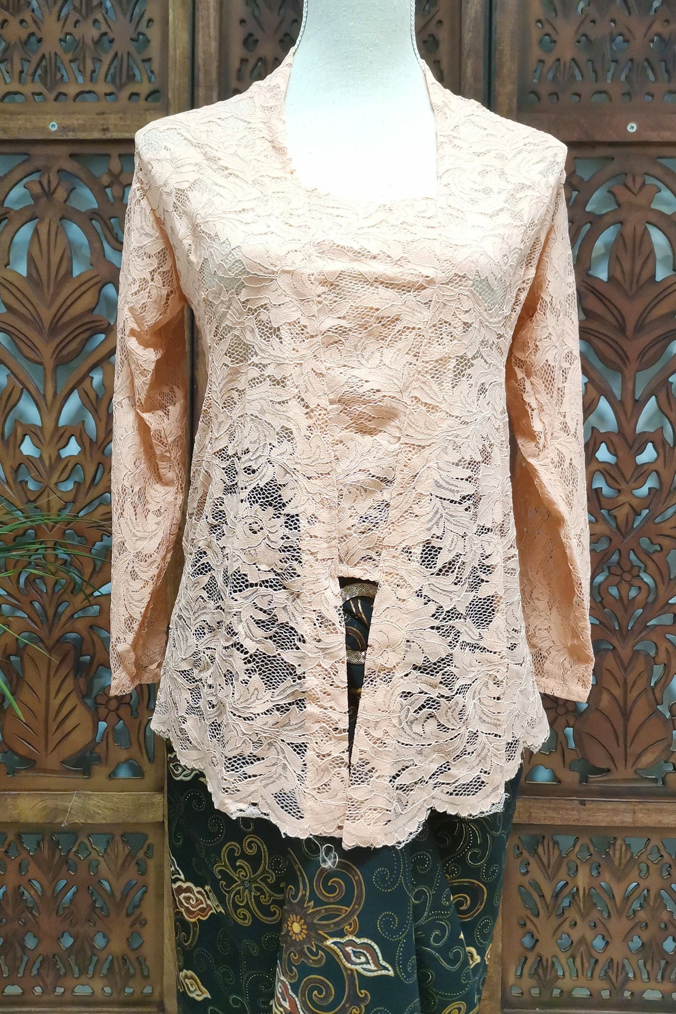 Kebaya zalmroze, kebaja traditioneel, zalm, lichtroze, perzik