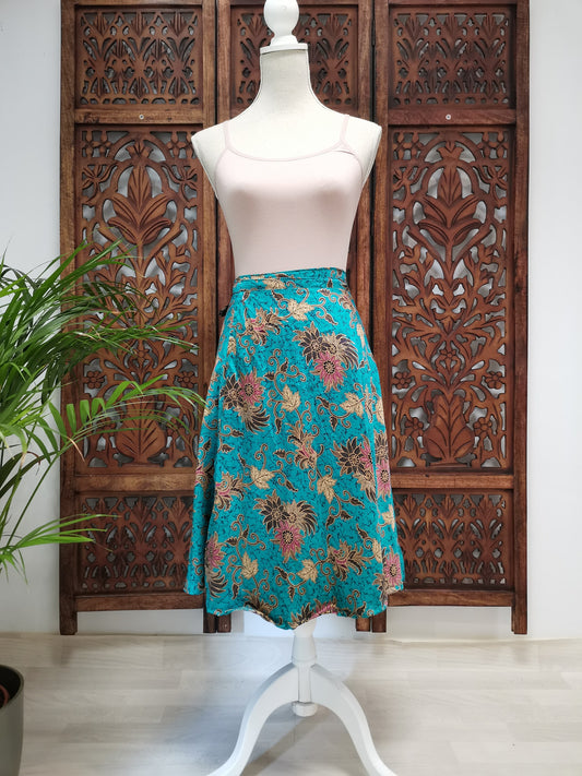 Korte wikkelrok met batikmotief turquoise