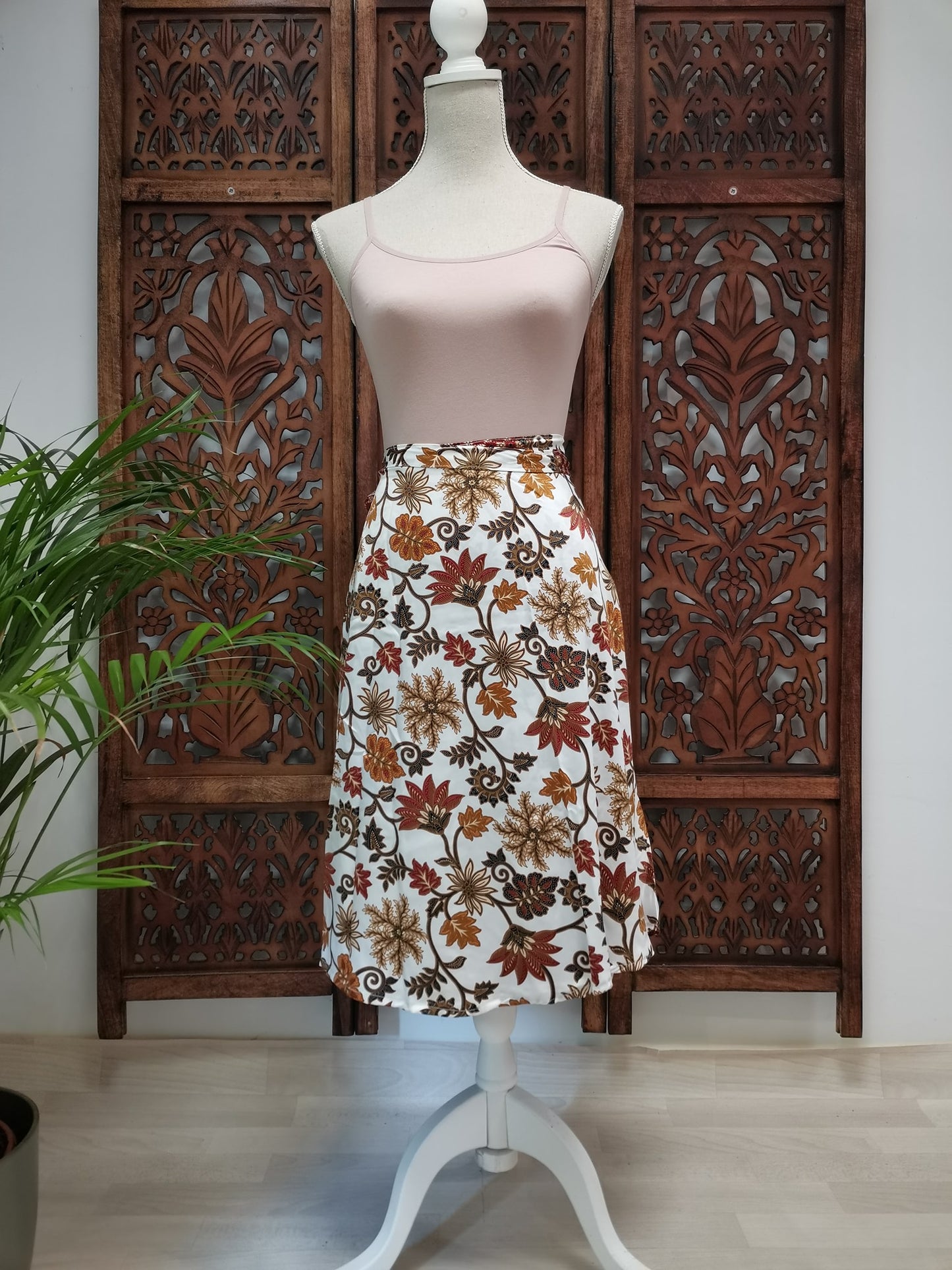 Korte wikkelrok met batikmotief wit met goud