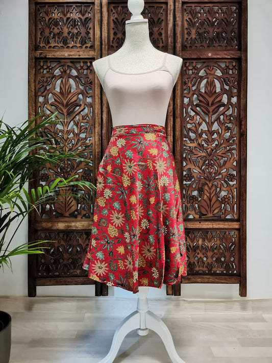 Korte wikkelrok met batikmotief rood