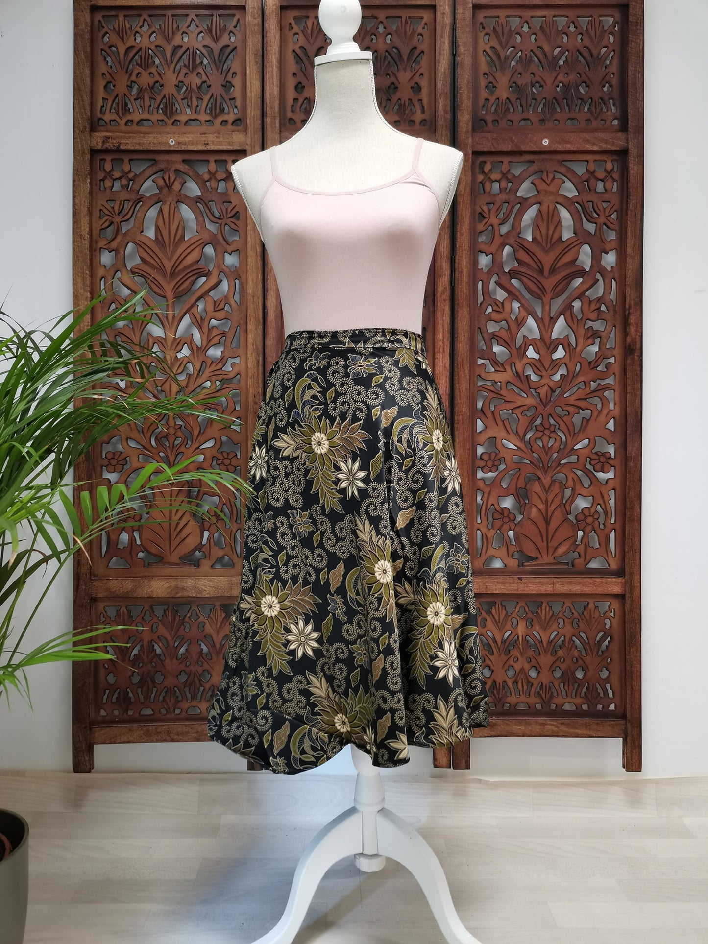 Korte wikkelrok met batikmotief zwart