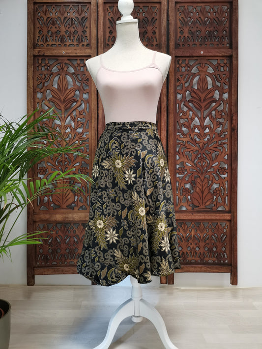 Korte wikkelrok met batikmotief zwart