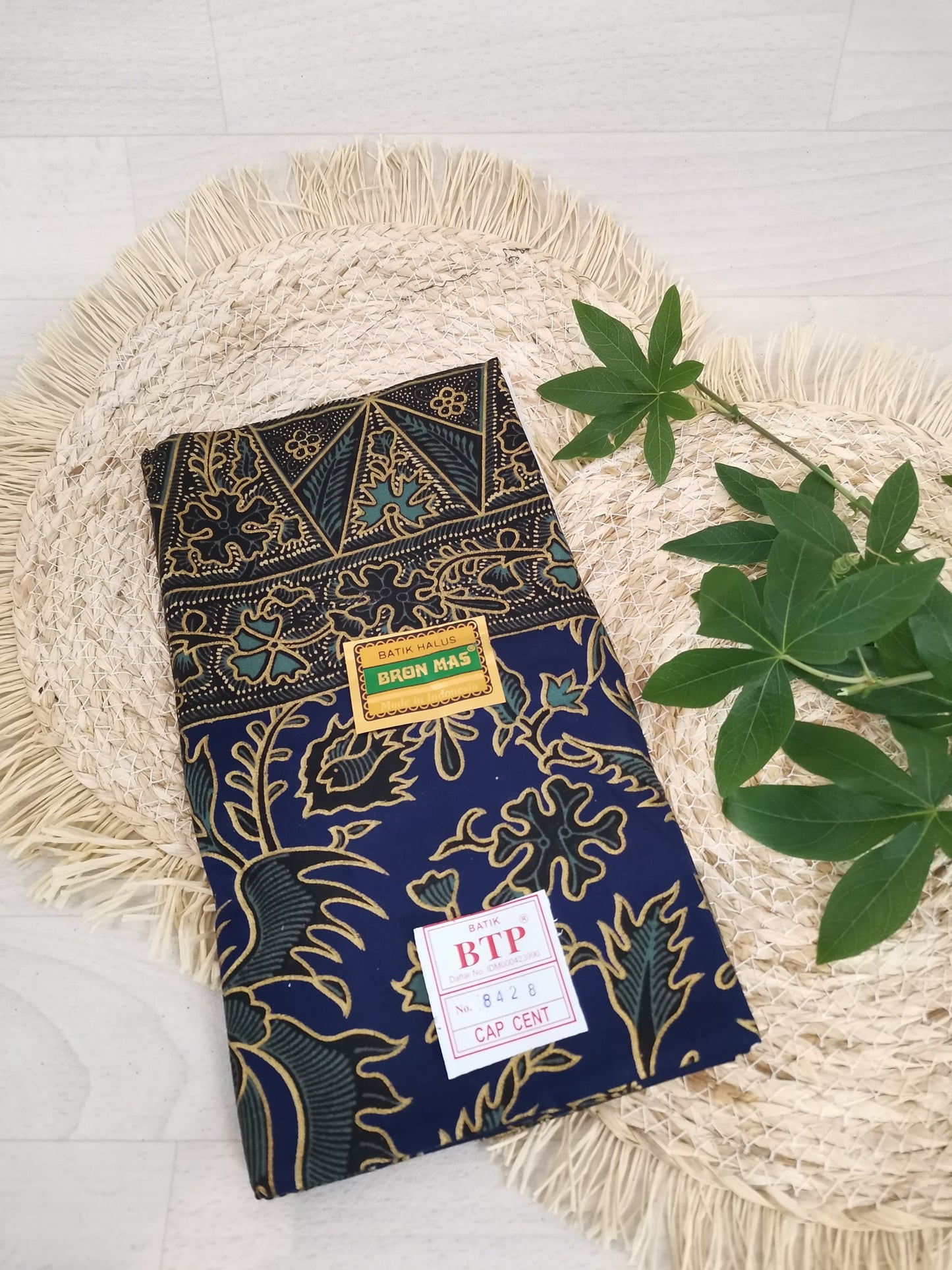 Traditionele sarong Prada Bali Burung, donkerblauw met vogel