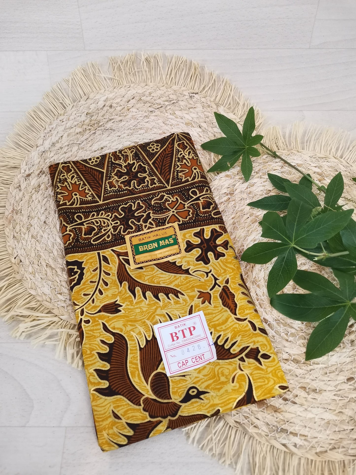 Traditionele sarong Prada Bali Burung, okergeel met vogel