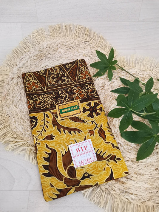 Traditionele sarong Prada Bali Burung, okergeel met vogel