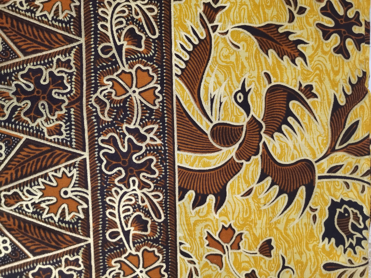 Traditionele sarong Prada Bali Burung, okergeel met vogel
