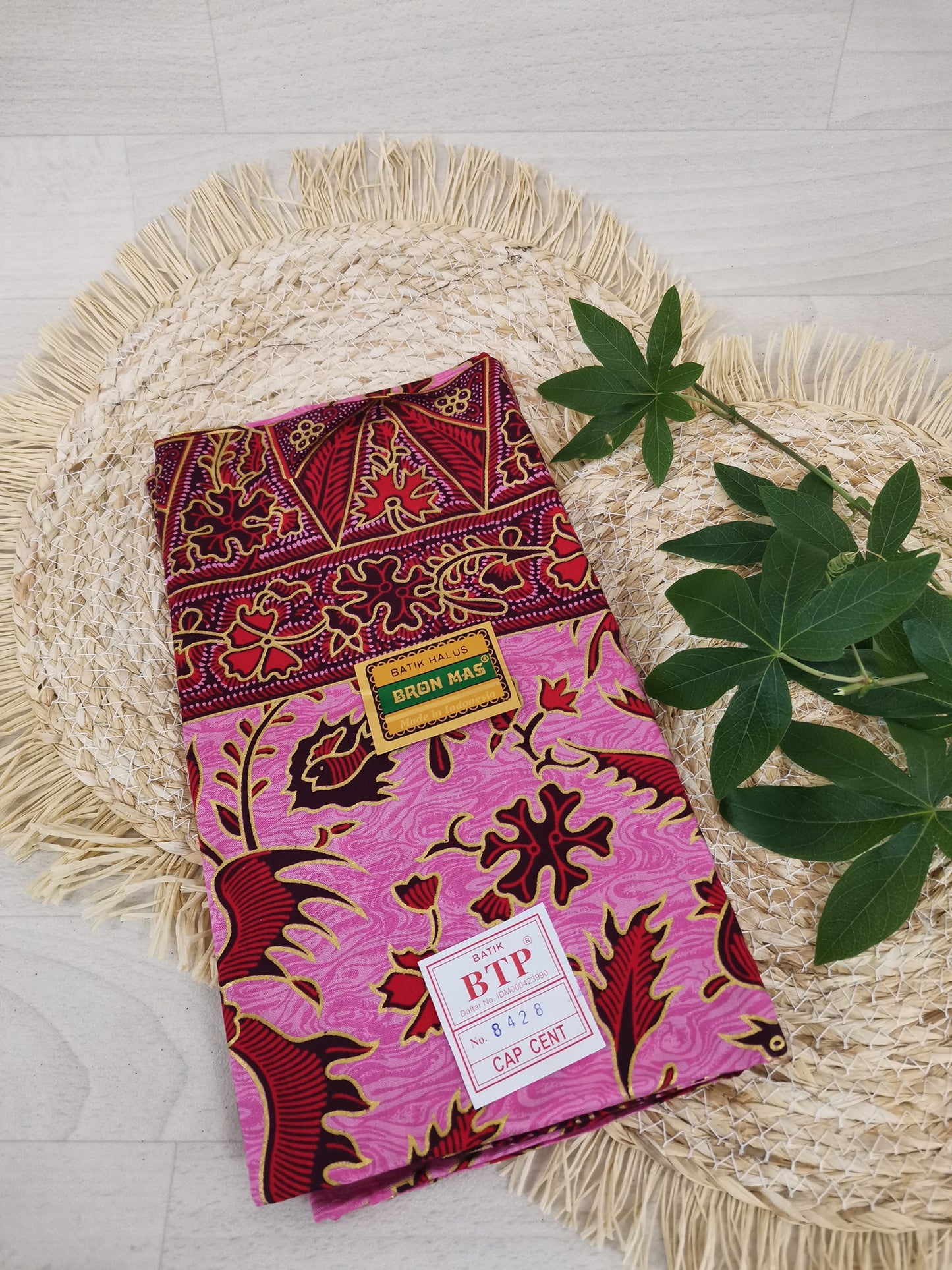 Traditionele sarong Prada Bali Burung, roze met vogels
