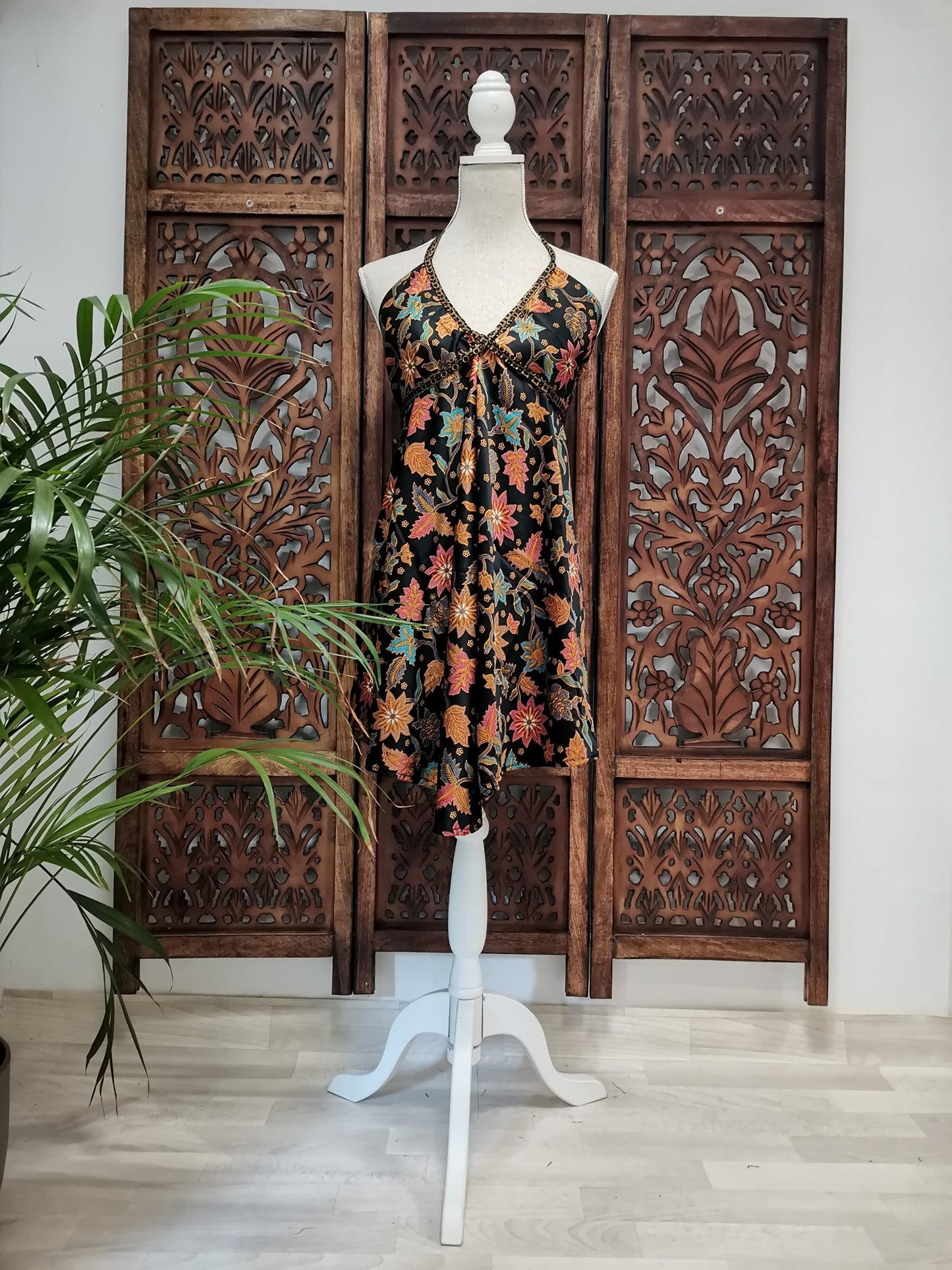 Korte zomerjurk/lange top, piramide vorm variant 3, zwart met rode bloemen