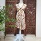 Korte zomerjurk/lange top, piramide vorm variant 6, wit met rode en gouden bloemen