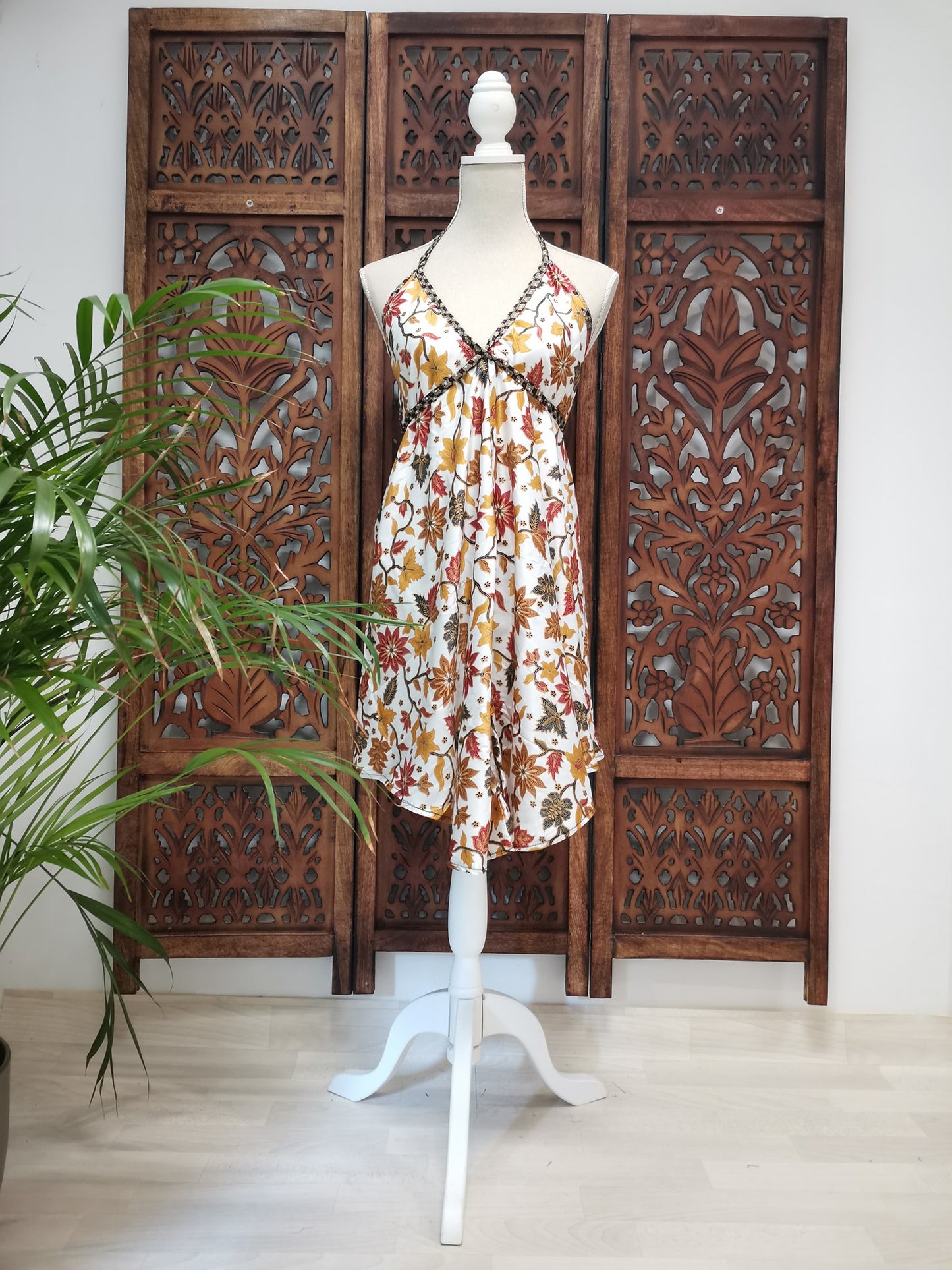 Korte zomerjurk/lange top, piramide vorm variant 6, wit met rode en gouden bloemen