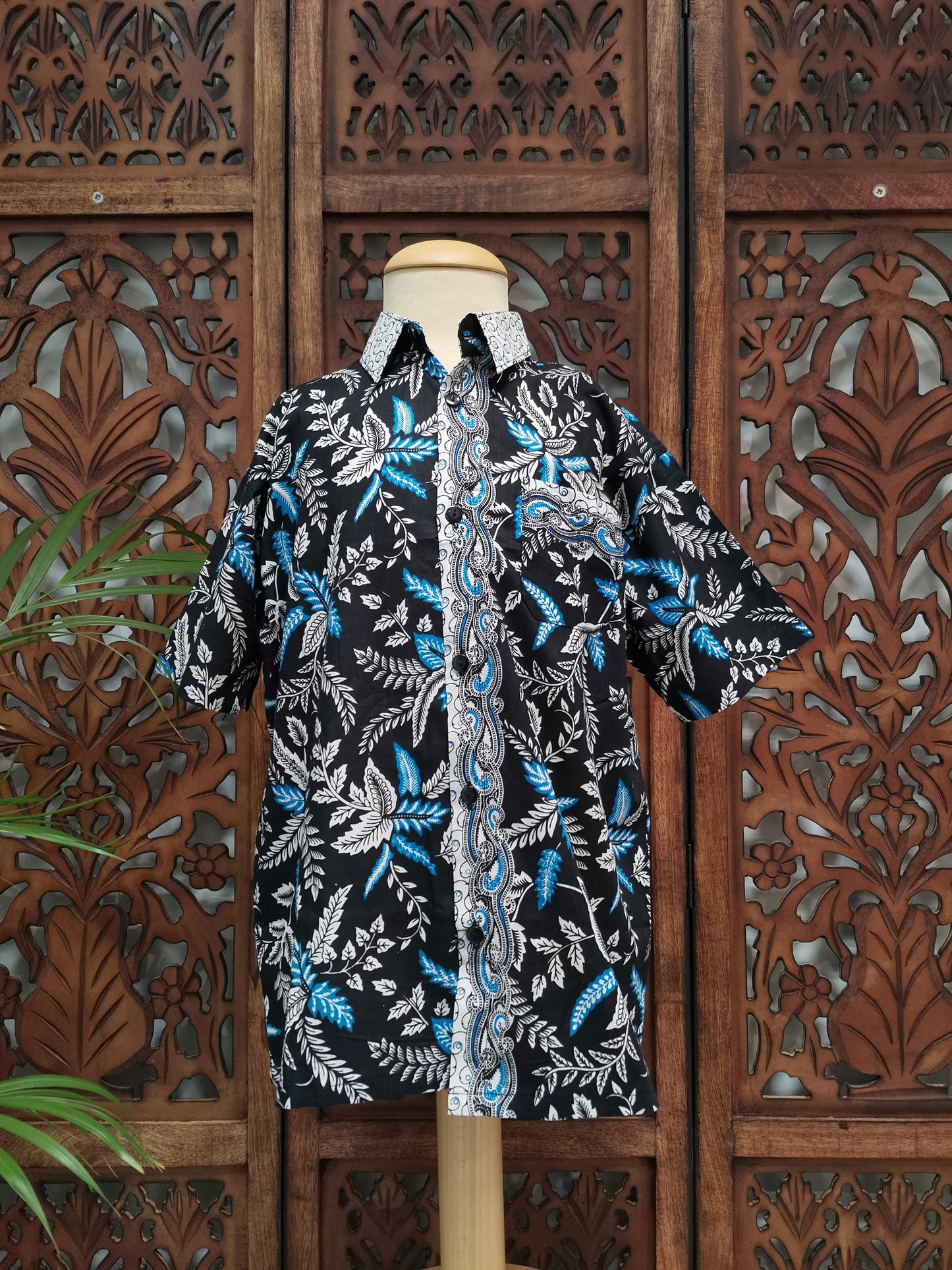Kinderoverhemd batik blauw, korte mouw. Verschillende maten vanaf 1 tot 10 jaar
