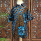 Kinderoverhemd batik blauw en bruin, korte mouw. Verschillende maten vanaf 1 tot 10 jaar