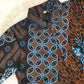 Kinderoverhemd batik blauw en bruin, korte mouw. Verschillende maten vanaf 1 tot 10 jaar